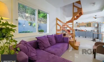 Living em dois ambientes com cozinha americana, lavabo, pátio, lavanderia. o3 dormitórios sendo 01 suíte, banheiro social e sótão. Duas vagas de  garagem.