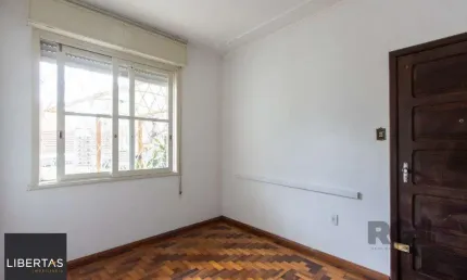 Apartamento térreo, com pátio, 2 quartos - bairro menino deus
