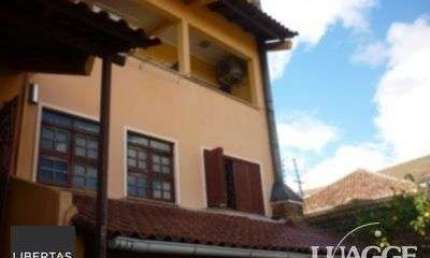 casa com 4 dormitórios, sendo uma suíte , e 530 area privativa