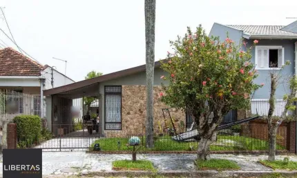 Casa térrea, 3 quartos, 2 banheiros, com pátio no bairro cavalhada