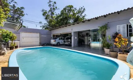 Casa com piscina no Bairrro Jardim Planalto em Porto Alegre