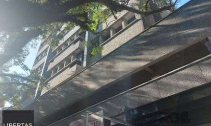 Impecável e bem localizada sala comercial, medindo 44,76 m², com 1 box coberto, localizada no Moinhos de Vento, junto a Rua Vinte e Quatro de Outubro