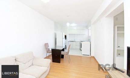 Apartamento 2 dormitórios com excelente localização, ventilado e iluminado., mobiliado, com churrasqueira ,  split nos quartos.