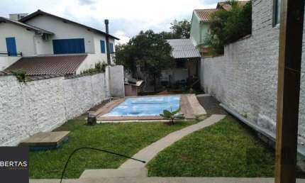 Casa para Venda - 350m², 4 dormitórios, sendo 2 suites, 2 vagas - Glória