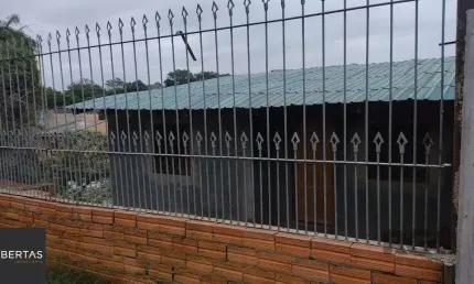 Casa de dois dormitórios localizada no Bairro Nonoai