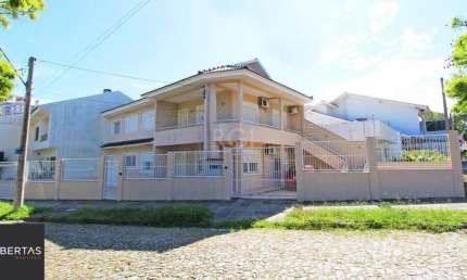 Casa térrea de 2 dormitórios e 3 vagas de garagem na Vila Ipiranga em Porto Alegre.