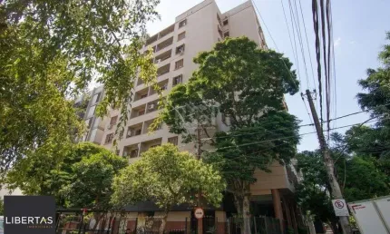 Apartamento de três dormitórios no bairro Independência em Porto Alegre.