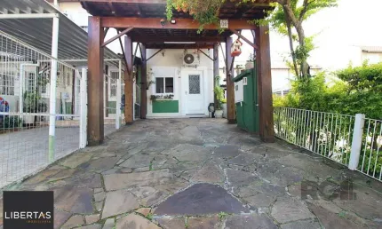 Sobrado com dois dormitórios e uma vaga de garagem próximo ao zaffari da juca batista no bairro da hípica em porto alegre.