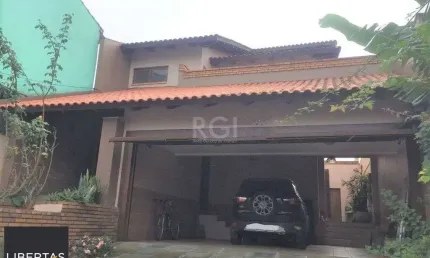 Casa de 270m² - 3 dormitórios, 1 suíte, churrasqueira, pátio e 3 vagas de garagem