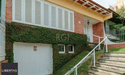 Casa 3 dormitórios com uma 1 suite, 2 banheiros, terraço, bem iluminada. Próxima ao Shopping Boubon Teresópilis