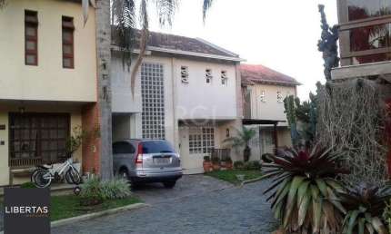 Excelente casa em condominío de 350m² com 03 dormitórios sendo 02 suítes.