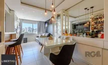 Apartamento 68 m² mobiliado, 2 dormitórios, sendo 1 suíte e 1 vaga.
