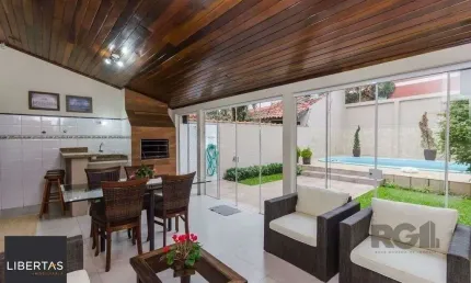 Excelente casa de 379m² com 3 dormitórios, piscina e 4 vagas.