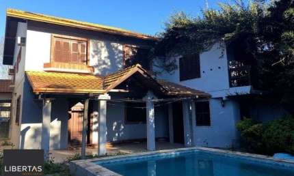 Casa de 365m² - 4 dormitórios sendo 3 suítes e 5 vagas de garagem no bairro Partenon