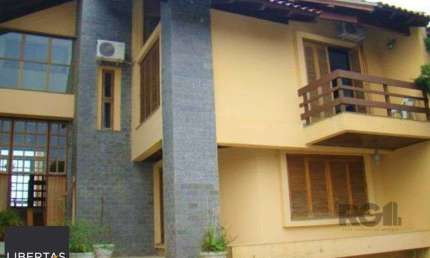 Casa de 370m² - 4 dormitórios, 2 suítes e 4 vagas de garagem no bairro Espírito Santo