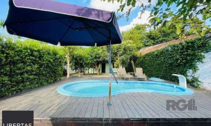 Excelente casa de 130m² com 2 dormitórios e piscina.