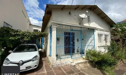 Ampla casa de 180m² com 2 dormitórios e churrasqueira.