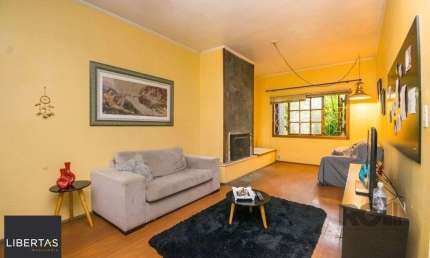 Excelente casa de 354m² com 5 dormitórios e 8 vagas.