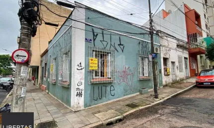 Casa de esquina com 64m², próximo ao cais embarcadero