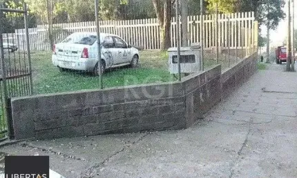 terreno com 2.500m² de área cercado com muro de concreto