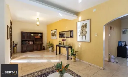 Sobrado com 345m² privativos, 3 suites, 2 vagas, churrasqueira. pátio com piscina - bairro cristal