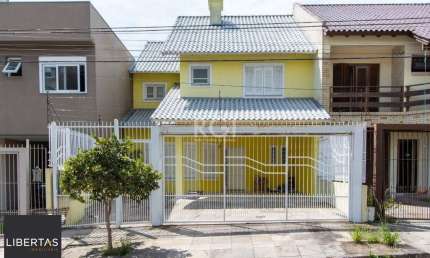 Uma suíte, estar íntimo, living 2 ambientes, lareira, lavabo, cozinha mobiliada,