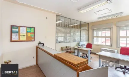 Casa  4 dormitórios, sendo 1 suíte no bairro Menino Deus em Porto Alegre