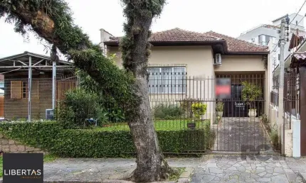 Casa térrea, 2 quartos, 2 vagas, edicula com 1 quarto e um banheiro - Bairro Tristeza