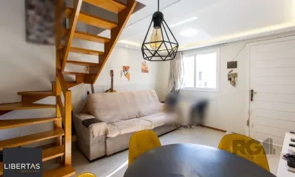 Casa em condomínio,  possui 2 dormitórios, sala para 2 ambientes e 1 vaga.