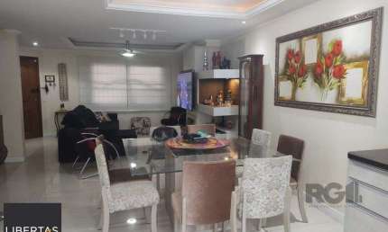 Linda Casa de Três Pavimentos, Finamente Decorada, Pronta para Morar!