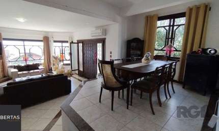 Sobrado, 5 quartos, 2 suites, pátio, 3 vagas - Bairro Vila Nova