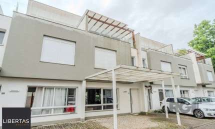 Casa impecável e mobiliada, com 3 niveis, possui 3 dormitórios sendo 1 suíte, 4 banheiros.