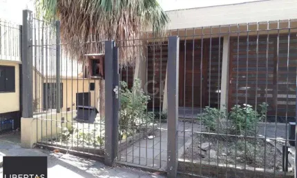 Casa para Venda - 385m², 5 dormitórios, sendo 1 suites, 4 vagas - Petrópolis