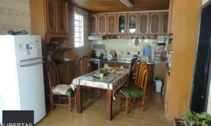 Casa para Venda - 250m², 4 dormitórios, sendo 1 suites, 2 vagas - Petrópolis