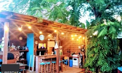 Casa com 233m², 2 dormitórios sendo 1 suíte, living com lareira, espaço gourmet com churrasqueira, pátio e 2 vagas de garagem no bairro sarandi