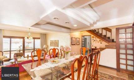 Casa de  333m² com 4 dormitórios, pátio com piscina, espaço gourmet com churrasqueira e 4 vaga de garagem no bairro Passo da Areia