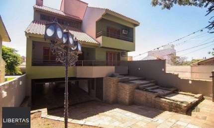 Casa para Venda - 443m², 3 dormitórios, 4 vagas - Alto Petrópolis