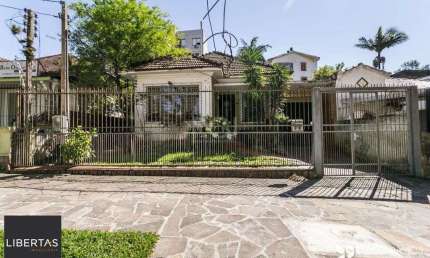 Casa para Venda - 198m², 3 dormitórios, sendo 1 suites, 4 vagas - Petrópolis