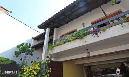 Casa para Venda - 326m², 3 dormitórios, sendo 3 suites, 4 vagas - Glória