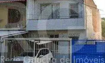Casa com 4 quartos, 4 banheiros  e amplo pátio no miolo do bairro Cidade Baixa!