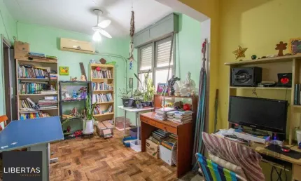 Apartamento de três dormitórios com vaga no Conjunto Residencial Roque Calage, bairro Passo da Areia em Porto Alegre.