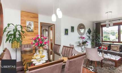 Apartamento de 2 dormitórios ,80 M² com possibilidade de transformação em 3 dormitórios. Living: Para dois ambientes e estar íntimo. Copa-Cozinha: Funcional e bem equipada. Ampla Área de Serviç