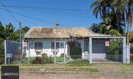 Casa para Venda - 244m², 3 dormitórios, sendo 1 suites, 2 vagas - Guarujá