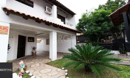 Casa para Venda - 238m², 3 dormitórios, sendo 1 suites, 3 vagas - Camaquã