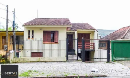 Casa para Venda - 150m², 4 dormitórios, sendo 1 suites, 5 vagas - Teresópolis