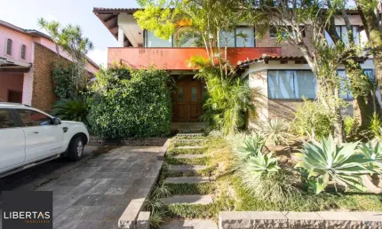 Excelente Casa em Condominio Fechado com 440,60m Dormitórios, sendo 2 Suítess