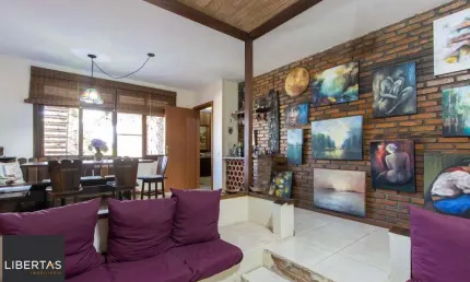 Casa de Alvenaria, possui 3 dormitórios, uma suíte, hall de entrada, lavabo,  living com lareira, cozinha ampla com armários, área gourmet com churrasqueira, corredor, pátio e 4 vagas de garagem, uma 