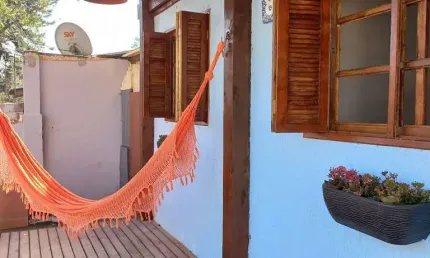Casa térrea de 2 dormitórios, living, cozinha, churrasqueira, área de serviço, banheiro social, vaga para 2 automóveis.