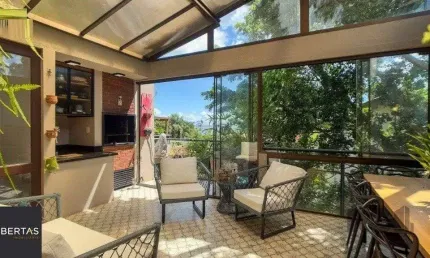 Vende-se ampla casa em condomínio com 3 dorm sendo 2 suítes, com 2 vagas e terraço - 200m² - Vila Assunção