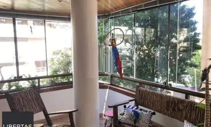 Vende-se amplo apartamento 3 dom 3 vagas c/ sacada e churrasqueira - 129m² - Bom Fim